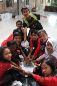 Membuat kompos organik untuk Anak